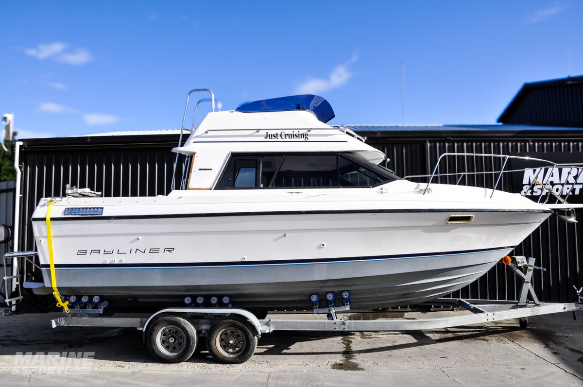 Bayliner 2556 Flybridge - Cruiser - Trailerable